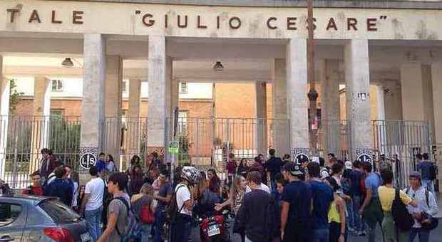 Roma, via al nuovo anno ma le scuole cadono a ​pezzi. Nuova protesta omofoba al Giulio Cesare