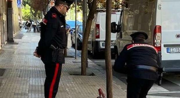 Allarme bomba in pieno centro a Lecce per una borsa abbandonata. Arrivano gli artificieri