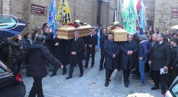 Una folla ai funerali ​a Sant'Elpidio di Mario Silenzi e del padre Nando