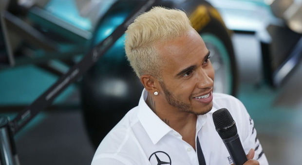 Lewis Hamilton con i capelli biondi