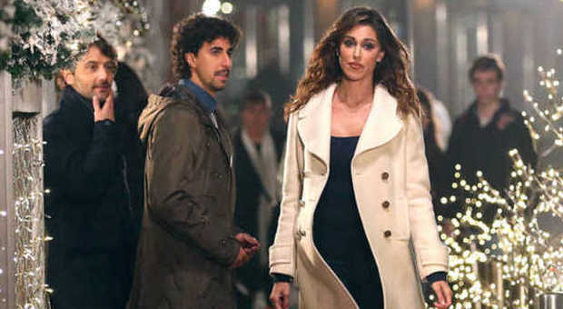 Belen in attesa della femminuccia dopo Santiago torna sul set per lo spot natalizio Mediaset