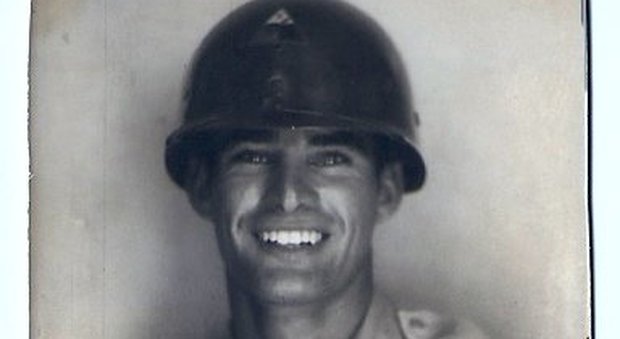 La foto del soldato del 1950 finisce sul web e fa innamorare tutti