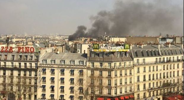 Parigi, esplosione in centro: crolla il tetto di un palazzo