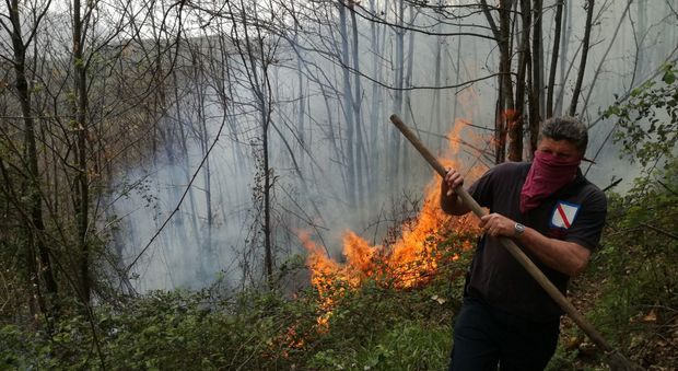 Ancora boschi in fiamme in Irpinia: incendio a Piano di Montoro