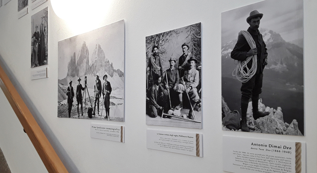 Alcune delle fotografie che da oggi sono esposte lungo le scale della Cooperativa a Cortina sulla storia delle Guide alpine