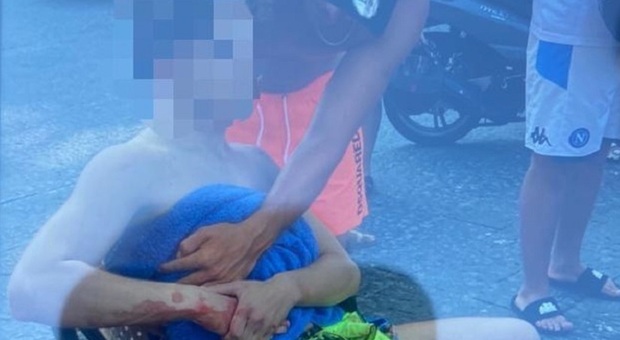 Baby gang a Napoli, due ragazzini accoltellati sullo Scoglione di Marechiaro: sono gravi