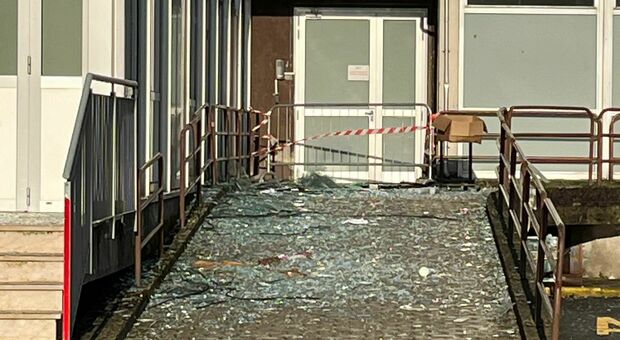I vetri delle finestre distrutte dalla grandine all'ospedale di Dolo