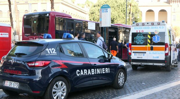 Roma, malore su un autobus a piazza Venezia: uomo muore sotto gli occhi degli altri passeggeri