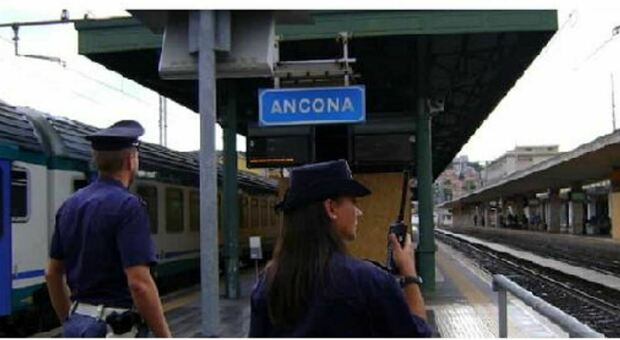 Ancona, pugno duro del questore: tre fogli di via, due avvisi orali e stazione vietata per un bivaccatore molesto