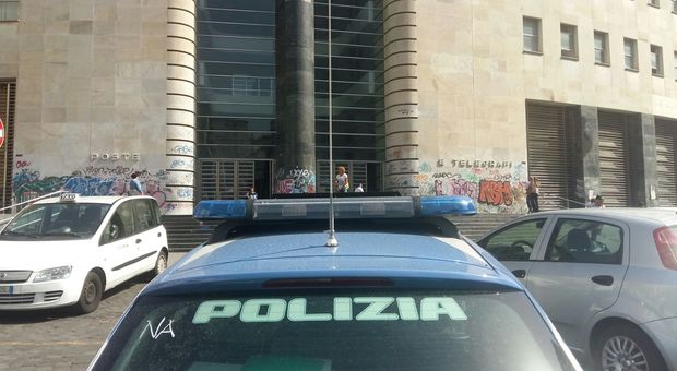 Napoli, rapina alle Poste centrali: banditi a volto coperto in fuga con il bottino