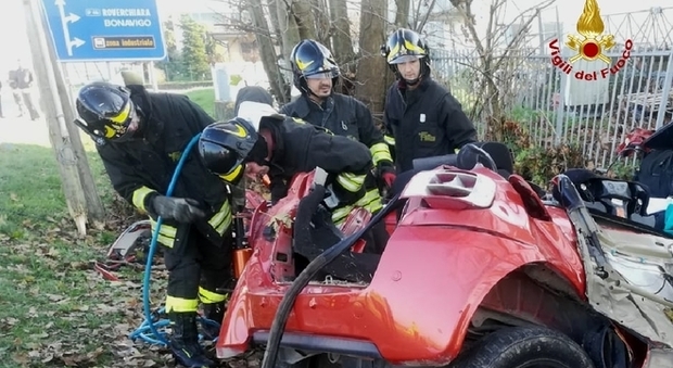 Verona, auto si schianta contro una casa e un albero: morte due sorelle e il fidanzato di uno di loro