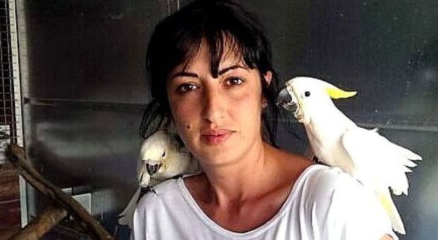 Chiara Alessandrini con una coppia di pappagalli rari