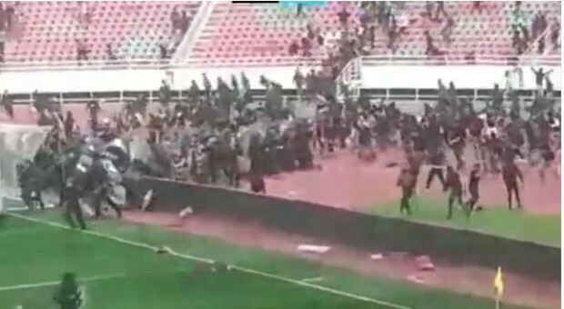 Marocco, scontri choc fra tifosi durante una partita a Rabat: decine di feriti, 160 persone arrestate tra cui 90 minorenni