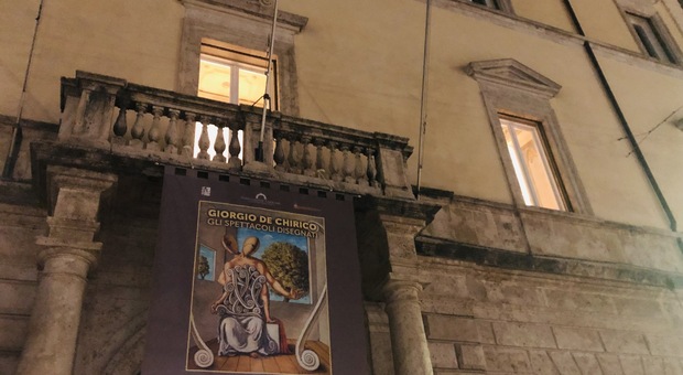 Notti bianche a Palazzo Dosi: nel weekend la mostra di de Chirico aperta fino alle 23