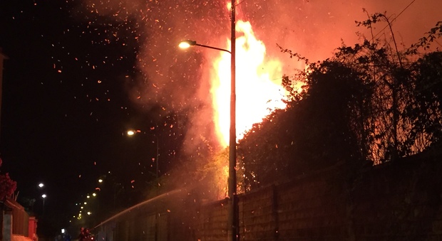 Napoli, fiamme alte nella notte e decine di residenti in strada