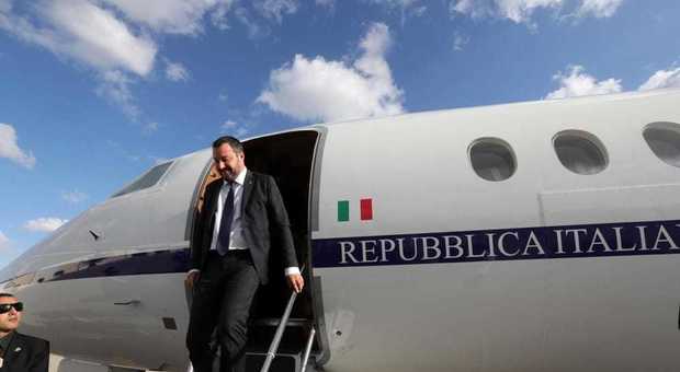 Salvini indagato per i voli di Stato. La replica: «Aprivo caserme, non andavo in vacanza»