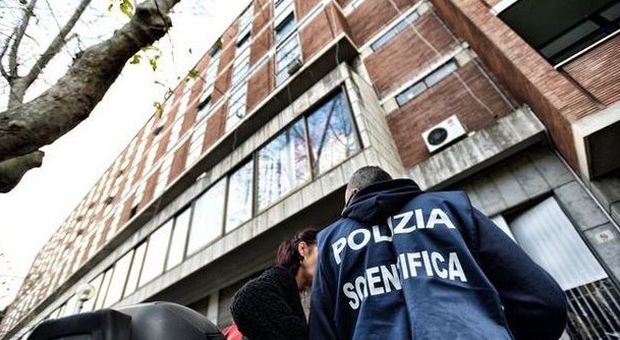 Nigeriano morto in casa a Roma: segni di percosse, indaga la polizia