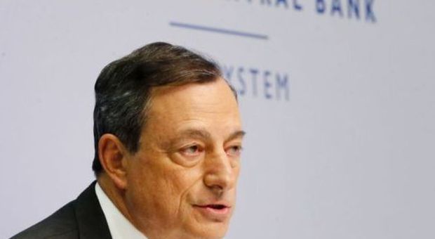 Bce non tocca i tassi e alza stime di inflazione. Draghi: "Per la Grecia serve un accordo forte"