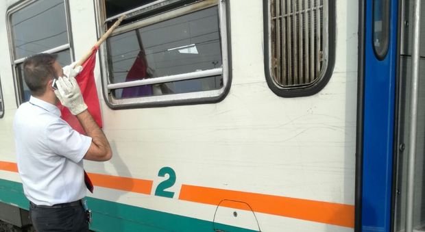 Sassi ai treni: il «gioco» dei vandali rischia di ferire i passeggeri