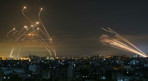 Gaza, ancora guerra tra Hamas e Israele: 200 razzi sparati nella notte