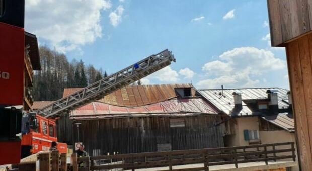 L'antico fienile con il tetto sfondato: parte un'opera di sensibilizzazione per salvarlo dal degrado