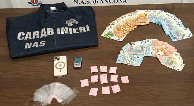 Ancona, sequestro di cocaina "rosa", è la prima volta nelle Marche: arrestato un barbiere. Cosa è la coca "tusi"