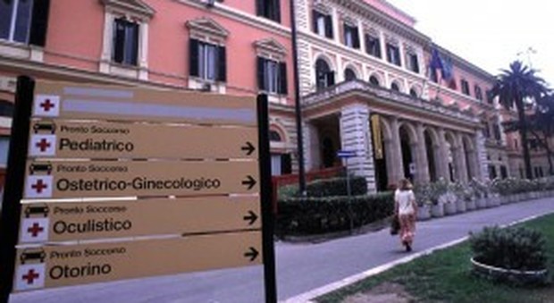 Roma, finto medico abusò di una paziente nei sotterranei dell'Umberto I: condannato a 2 anni
