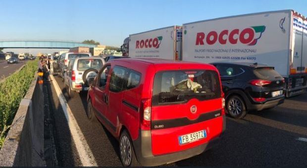 Incidente in autostrada nel modenese, utilitaria sotto un tir: morte tre donne, due sono giovanissime