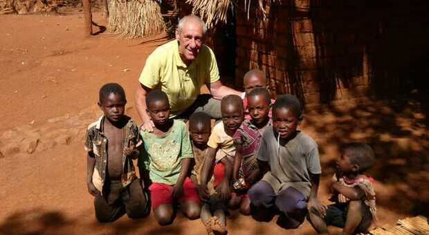 Aldo De Michele insieme ai bambini in Africa