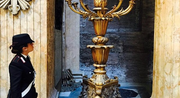 Roma, vandali al Pantheon: danneggiati due candelabri, fermata una donna