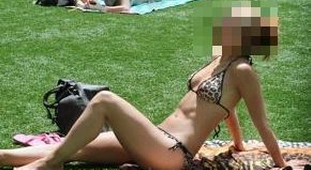 Prendono il sole in bikini a Venezia, multa di 200 euro a due turiste inglesi ventenni