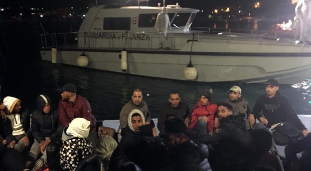 Coronavirus Lampedusa, emergenza sbarchi, arrivati altri 156. Il sindaco: «Tra migranti e Covid l'isola è in ginocchio»