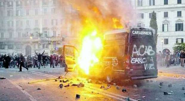 Black bloc sotto accusa per gli scontri a San Giovanni si uccide con un colpo di fucile