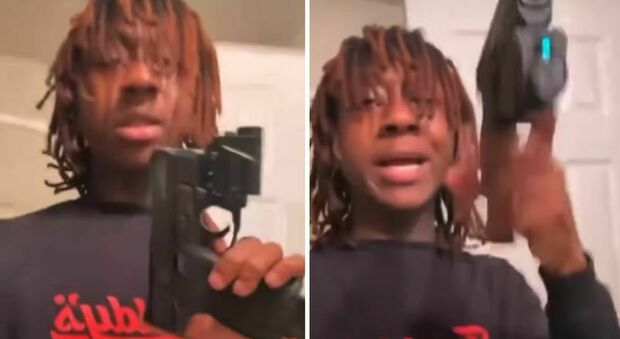 Rapper canta e balla con la pistola in mano, la punta alla testa, toglie la sicura e preme il grilletto: muore a 17 anni nel video fatto per i social