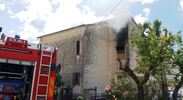 Salva i due vicini dalla casa in fiamme e poi resta intossicato: ricoverato 26enne