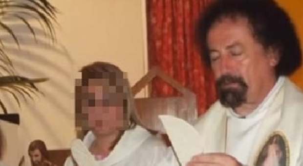 Catania, prete abusava di minori cospargendoli di olio santo: «Vi purifico». Arrestato