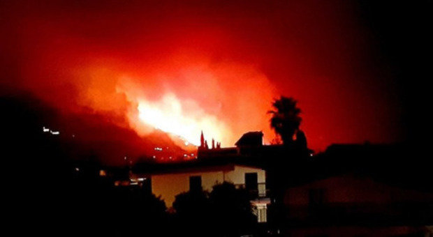 Incendio minaccia le abitazioni ad Altofonte, il sindaco: «Situazione pericolosa, abbandonate le case»
