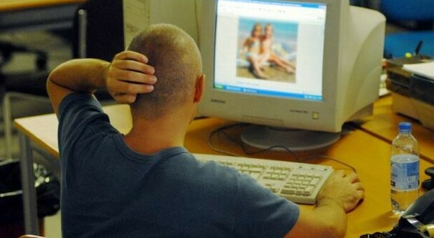 Sgominata una rete di pedofli: anche nelle Marche pagavano su Paypal per scaricare foto e video porno di bimbi