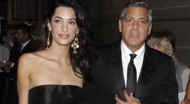 Clooney e Amal sposi, primo sì 'beffando' ​i paparazzi: lunedì la cerimonia ufficiale