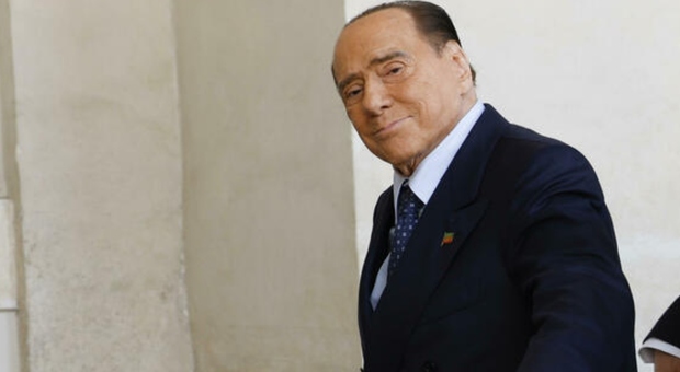 Berlusconi, come sta: terzo weekend in ospedale. E arriva troupe della tv di Stato russa