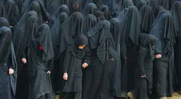 Isis, nel Califfato donne velate e sottomesse: possono uscire solo in compagnia di un uomo