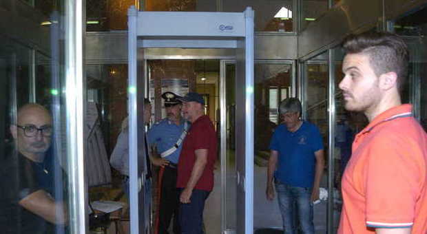 Ascoli, s'installa in tribunale il metal detector per la sicurezza