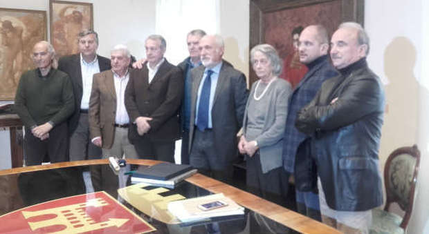 Il presidente nazioonale Fidal, Alfio Giomi, con la vedova di Carlo Vittori e il sindaco di Ascoli, Guido Casteli