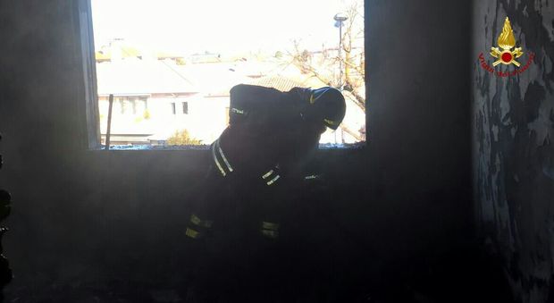 Incendio devasta un appartamento: evacuato condominio alla Guizza