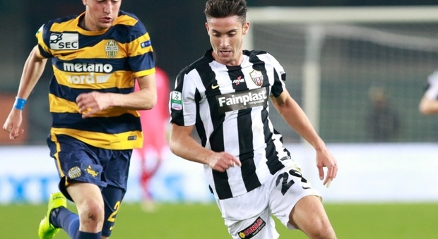 Il centrocampista Francesco Cassata in azione con la maglia dell'Ascoli