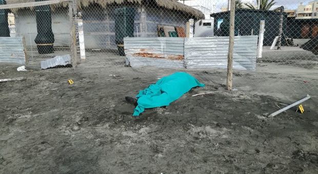 Giallo a Ostia, cadavere trovato in riva al mare: era ben vestito