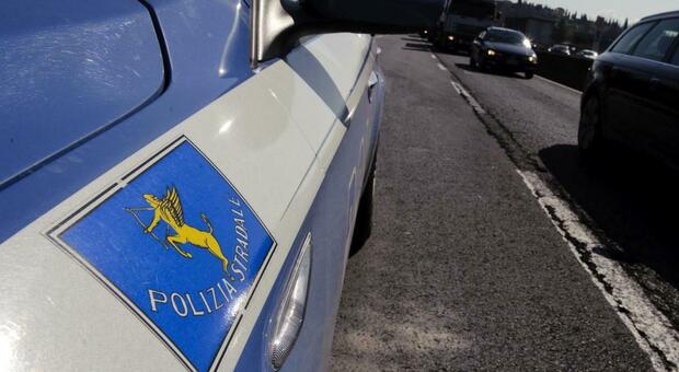 Perugia, guida senza patente e dà un nome falso agli agenti:denuncia e autocarro sequestrato