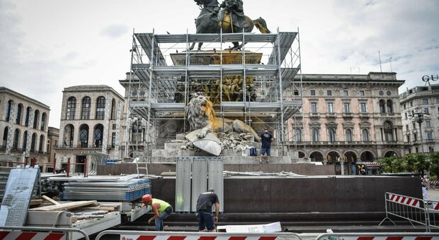 Milano, via al restauro della statua equestre di Vittorio Emanuele II vandalizzata dagli ambientalisti in Duomo