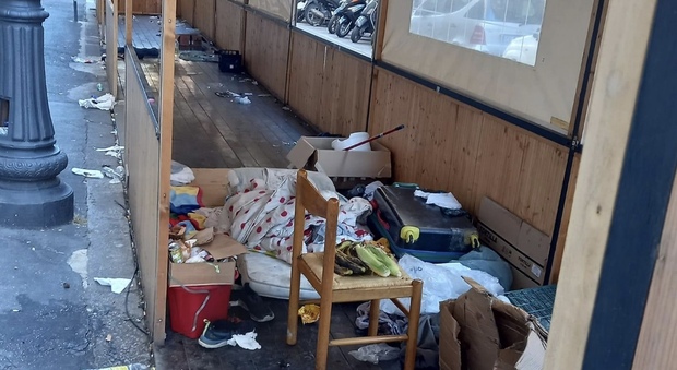Ristorante chiude per ferie a Roma, senzatetto lo occupano con materassi e rifiuti (e lo usano anche come bagno)