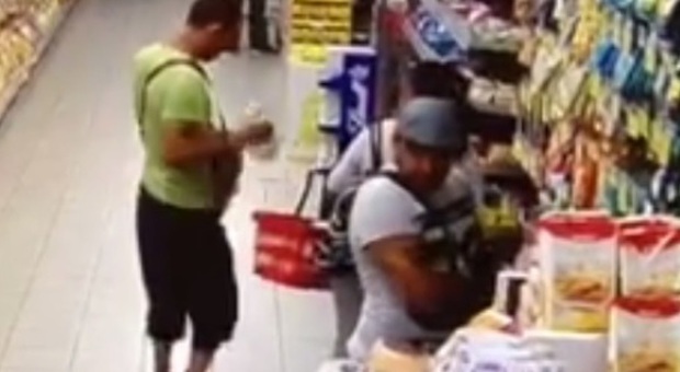 I tre romeni in azione al supermercato